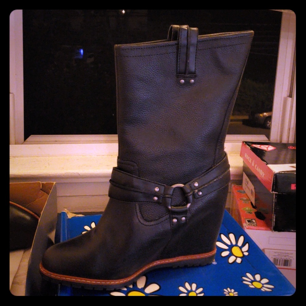 Sketchers hidden wedge boots